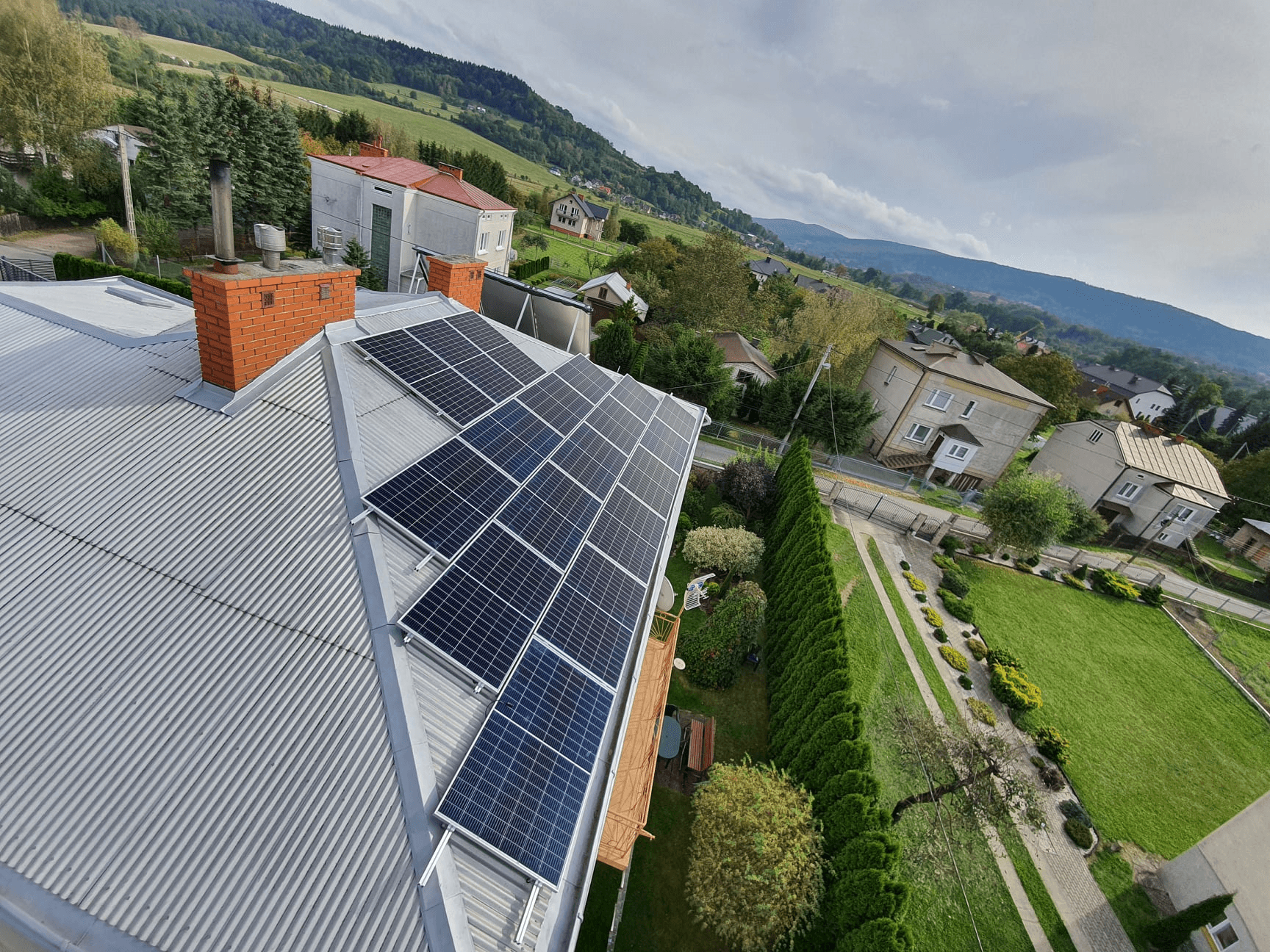 Instalacja fotowoltaiczna na dachu domu